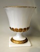 Amerikanische 
Vase aus 
gepresstem 
weißem 
Opalglas, 20. 
Jahrhundert mit 
Goldbronzen. 
Gestempelt: ...