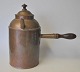 Zylindrische 
Kaffeekanne aus 
Kupfer, Ende 
des 18. 
Jahrhunderts. 
Dänemark. Mit 
hohem Rohr. Mit 
...
