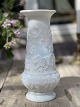 Alte, weiße 
Vase aus 
Opalglas mit 
Reliefdekor in 
Form von Efeu 
und 
Akanthusblättern.
 
Höhe: ...