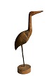 Skulpturaler 
und dekorativer 
Vogel aus Holz 
geschnitzt und 
auf einem 
Holzständer 
stehend ...