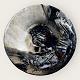 Jeppe Hagedorn 
Olsen, 
Abstraktes 
Motiv, 
blau/weiß/schwarze 
Glasur, 19cm 
Durchmesser, 
aus eigener ...