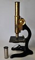 Antikes 
Mikroskop, 
19./20. 
Jahrhundert. 
Deutschland. 
Marke: E. 
Leitz, Wetzlar, 
No. 170144. ...