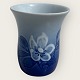 Bing & 
Gröndahl, 
Christrose, 
Vase #677, 11 
cm hoch, 9,5 cm 
Durchmesser, 
Design Cecilie 
Louise ...