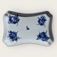 Royal 
Copenhagen, 
Geflochtene 
blaue Blume, 
Tablett Nr. 10/ 
8181,24 cm 
breit, 17 cm 
tief, 2. ...