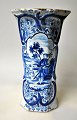 Delfter 
blau-weiße 
Vase, 19./20. 
Jahrhundert. 
Handgemalte 
Dekorationen 
von Hirten auf 
einem ...