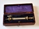 Antike dänische 
Injektionsspritze, 
19. 
Jahrhundert. 
Mit Etui. L: 
8,5 cm.
Provenienz: 
dänischer ...