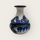 Mit Kuhhorn 
bemalte 
Keramik, Vase 
mit blauer und 
weißer Glasur, 
Nr. 558, 9 cm 
Durchmesser, 10 
cm ...