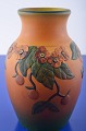 Keramikvase von 
Isen, Dänemark. 
Vase mit 
Blumenmotiv, 
Nr. 451. Höhe 
17 cm. Zustand 
: hat einen ...