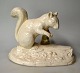 Dänischer 
Keramiker (20. 
Jahrhundert): 
Steingutfigur 
eines 
Eichhörnchens 
mit Jungen. 
Glasiert. ...