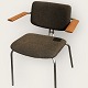 Duba Möbel, 
Sessel aus 
Wolle, Metall 
und mit 
Holzarmlehnen. 
Ein Sessel mit 
etwas hellerer 
...