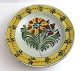 Kellinghusen-
Teller, 
Fayence. Tiefer 
Teller mit 
Blumenmotiv. 
Durchmesser 23 
cm. Mit 
Reparatur.