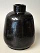 Johgus-Keramik 
(1944 - 1999) 
Dänemark: Vase. 
Dunkel 
glasiertes 
Steingut. 
Gestempet. H.: 
14,5 ...