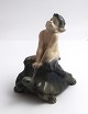 Königliches 
Kopenhagen. 
Porzellanfigur. 
Faun sitzt auf 
Schildkröte. 
Modell 858. 
Höhe 9 cm. (1 
Wahl)