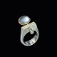 Ole Waldemar 
Jacobsen. Ring 
i Sterling sølv 
med 21k guld og 
månesten.
Tegnet og 
udført Ole ...