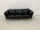 Mogens Hansen 
MH2225 3 Pers. 
Sofa aus 
schwarzem 
Prestige-Leder 
und mit 
Eichenbeinen. 
Das Sofa ...