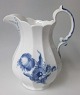 Milchkännchen, 
blaue Blume, 
eckig, 8520, 
Royal 
Copenhagen, 
Dänemark. Höhe: 
16,5 cm. ...