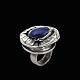 Boy Johansen. 
Ring i sterling 
sølv med Lapis 
Lazuli.
Tegnet og 
udført hos 
Svend Erik Boy 
...