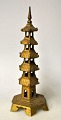 Chinesischer 
Bronzeturm, 
19./20. 
Jahrhundert. 
H.: 23 cm.