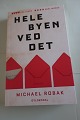Hele byen ved det
Roman
Af Michael Robak
Om hævn, forfald, kærlighed og bedrag - Spændende beskrevet
Forlag Gyldendal
2014
Sideantal 283
Som ny