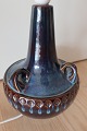 Schöne Tischlampe aus Steinzeug
Søholm, Bornholm, Dänemark
H: 29cm ohne Fassung
Stempel 1059
In gutem Zustand