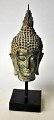 Buddha-Büste 
aus Bronze, 20. 
Jahrhundert. 
Auf einem 
Holzsockel. 
Höhe: 14 cm. Zu 
Fuß: 20 cm.