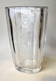 Große 
Kristallvase 
mit 
Frauenschnitzerei, 
20. 
Jahrhundert. 
Schweden. 
Schwach 
signiert. Höhe: 
...