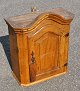 Dänischer 
Barock-
Hängeschrank 
aus polierter 
Eiche, 18. 
Jahrhundert. 
Mit Tür mit 
Deckel und ...