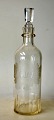 Karaffe 
„Aquavit“, 
Holmegaard ca. 
1900, Dänemark. 
Mit geätztem 
Motiv. Höhe: 
25,8 cm.