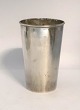 Vase aus 
Sterlingsilber. 
Höhe 11 cm. 
Durchmesser 7 
cm.