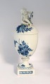 Königliches 
Kopenhagen. 
Blaue Blume. 
Deckelpokal mit 
Putti auf dem 
Deckel. Modell 
1754. Höhe 30 
...