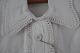 Hemd / Kleid aus Flanell mit Struktur gemacht, mit 
3/4 Ärmel
Ein antikes Frauenhemd mit schöne Detalien
Das antikke, dänishe Leinen und Barchent ist 
unser Sondergebiet