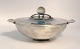 Georg Jensen. Sterling (925). Schale mit Deckel. Entwurf: Harald Nielsen. Modell 
689. Durchmesser ohne Henkel 13 cm. Hergestellt 1933–1945.