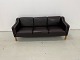 Mogens Hansen 
MH195 
3-Sitzer-Sofa, 
entworfen von 
einem 
Architekten, in 
dunkelbraunem 
...
