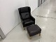 Mogens Hansen 
MH195 
Ohrensessel mit 
Hocker in 
dunkelbraunem 
Prestigeleder 
mit 
Eichenbeinen. 
...