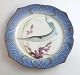 Royal 
Copenhagen. 
Angelgestell 
Nr. 19. Modell 
3002. 
Durchmesser 
22,5 cm. Belone 
acus. ...