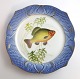 Royal 
Copenhagen. 
Angelgestell 
Nr. 19. Modell 
3002. 
Durchmesser 
22,5 cm. 
Cyprinus 
carassius. ...