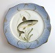 Royal 
Copenhagen. 
Angelgestell 
Nr. 19. Modell 
3002. 
Durchmesser 
22,5 cm. Salmo 
cæcifer. ...