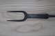 Eine antike Gabel
Handgeschmidet aus Eisen
Perfekt beim Grill und noch besser beim Feuer
L: 47cm
Um 1850
In gutem Zustand