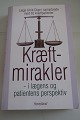 Kræftmirakler, - i lægens og patientens perspektiv
Af læge Ulrik Dige i samarbejde med 62 kræftpatienter
 (se mere info på foto af bagsiden af bogen)
Forlag: Hovedland
2000
Sideantal: 399
So gut wie neu