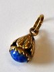 Kleiner 
Anhänger aus 18 
Karat Gold, 20. 
Jahrhundert. 
Gestempelt: 18 
K. Mit blauem 
Stein. Länge: 
...