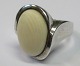 Designerring 
aus 
Sterlingsilber 
mit Elfenbein, 
N.E From (nach 
1944), Nakskov, 
Dänemark. 
Größe: ...