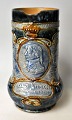 Royal Doulton 
Nelson Jug, 
1905, England. 
Bläuliche 
Glasur mit Lord 
Nelson-
Medaillon auf 
der ...