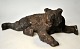 Russischer 
Künstler (20. 
Jahrhundert): 
Liegender Bär. 
Skulptur. 
Bronze. Mit 
Gips gefüllt. 
...