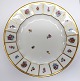 Königliches 
Kopenhagen. 
Henriette. 
Menüeteller. 
Modell 
444-8549. 
Durchmesser 25 
cm. (1 Wahl).