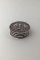 Dansk? Sølv 
Pilleæske 
Måler Diam 3.2 
cm (1.25 inch)  
H 1.3 cm (0.51 
inch) Vægt 
18.98 gr (0.67 
...