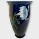 Bing & 
Gröndahl, große 
Jugendstilvase 
mit Blumen, Nr. 
8712/450, Höhe 
25 cm, 2. 
Klasse mit ...
