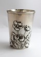 A. Dragsted. 
Kleine silberne 
Vase mit 
Blumenmotiv. 
Höhe 8,3 cm. 
Hergestellt 
1900. Mit 
einigen ...