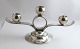 C. F. Heise. 
Sterling (925). 
3-armiger 
Kerzenleuchter. 
Höhe 12,5 cm. 
Länge 25 cm. 
Hergestellt 
1938.