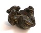 Königliches 
Kopenhagen. 
Figur aus 
Steinzeug. 
Liegender Bär. 
Knud Kühn. 
Modell 20271. 
Länge 17 ...