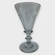 Anglais-Glas, 
ca. 13cm hoch 
und 7cm 
Durchmesser, 
Kugelschliff am 
Boden, guter 
Zustand.